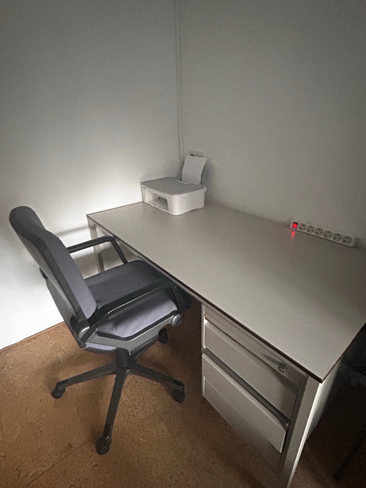 Ahrend bureau met ladeblok en bureaustoel, Huis en Inrichting, Bureaus, Ophalen, Gebruikt, 150 cm, Met lades