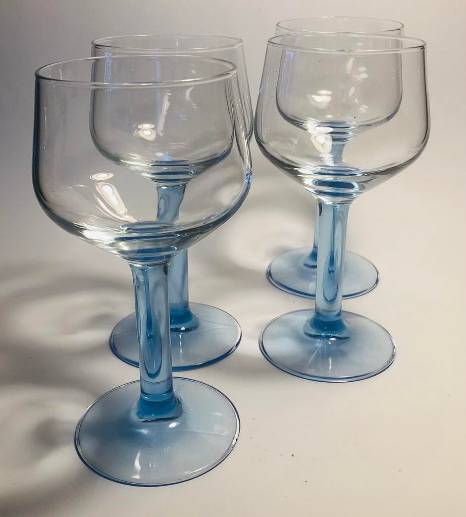Vier wijnglazen met lichtblauw voetje, Verzamelen, Glas en Borrelglaasjes, Overige typen, Verzenden