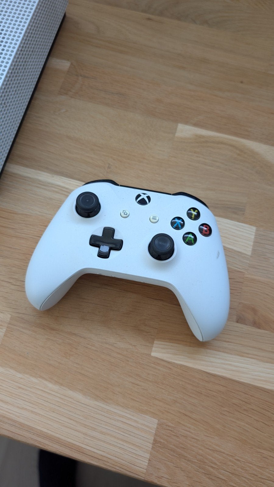 Foto 3 van Xbox One S Disc edition met controller en doos