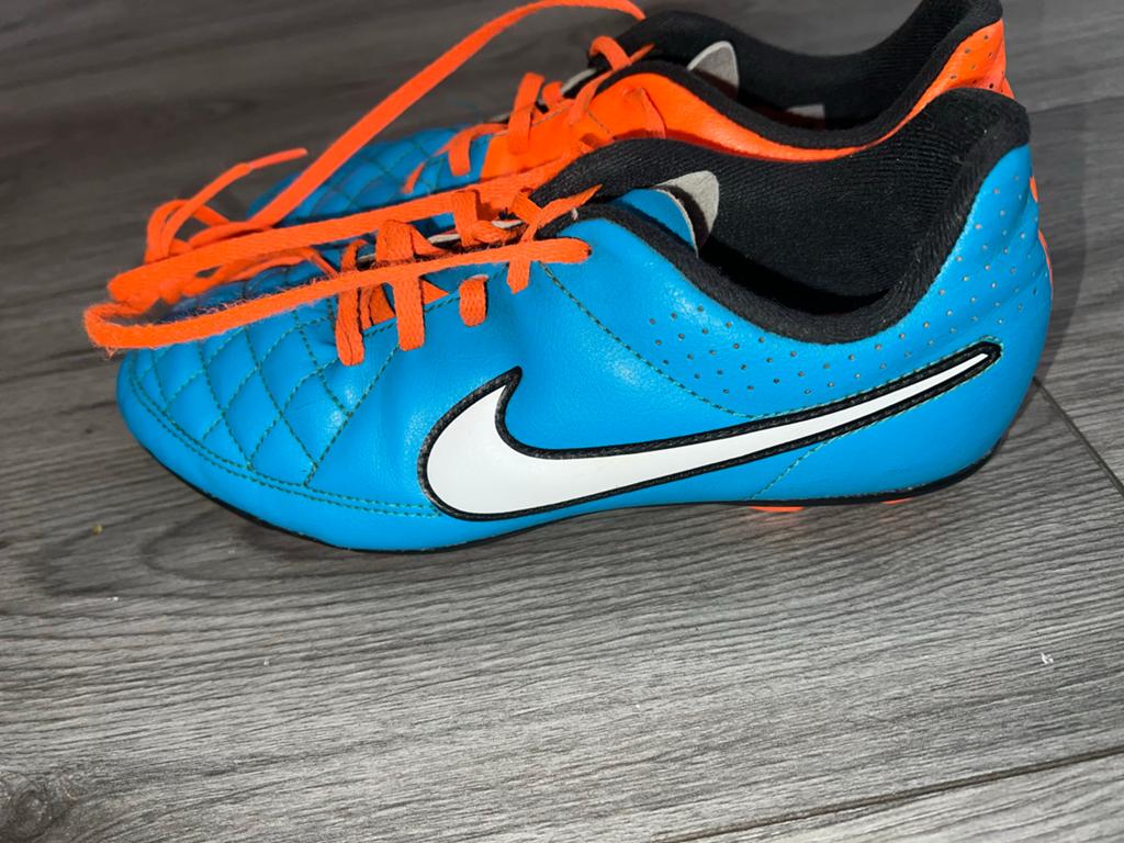 Voetbalschoenen Adidas en Nike - Maat 36, Sport en Fitness, Voetbal, Ophalen of Verzenden, Gebruikt, Schoenen