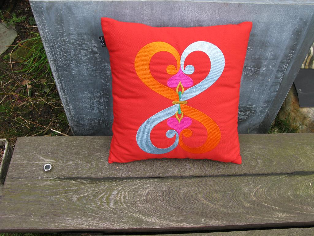 VITRA KUSSEN "DOUBLE HEART" DESIGN A. GIRARD, Huis en Inrichting, Ophalen of Verzenden, Zo goed als nieuw, Rood, Vierkant