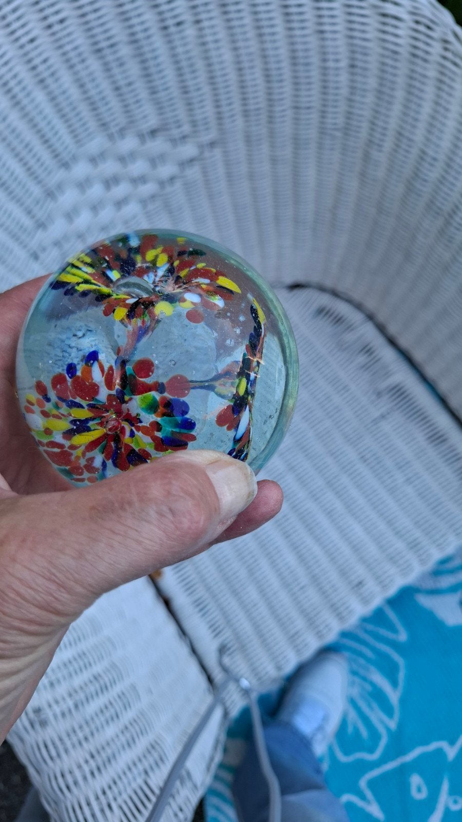 Kleurrijke glazen presse-papier met bloemmotief, Ophalen of Verzenden