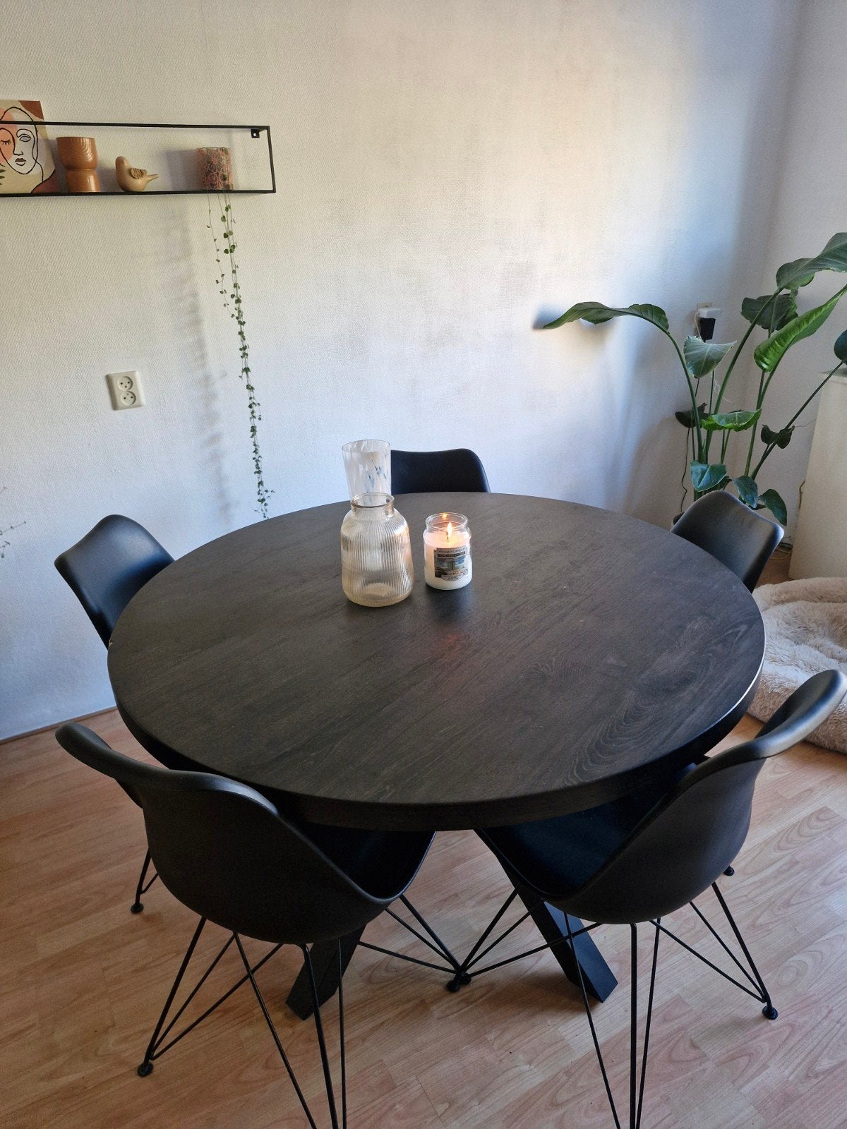 Zwarte tafel voor een klein prijsje af te halen, Huis en Inrichting, Ophalen, Gebruikt, Rond, Vier personen
