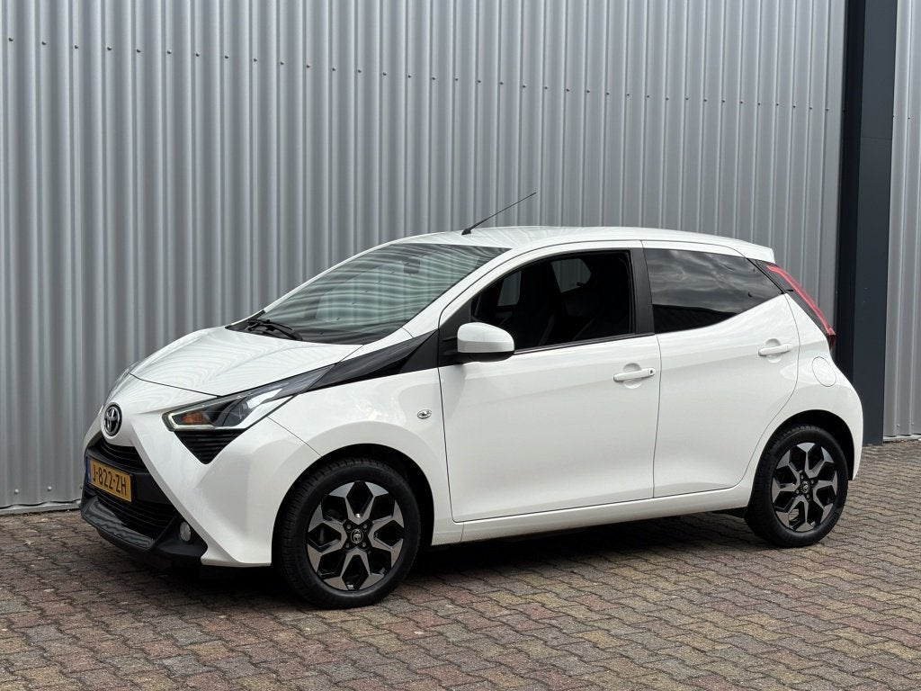 Toyota Aygo 1.0 VVT-i x-joy | Climate Control | Camera, Auto's, Voorwielaandrijving, Gebruikt, 4 stoelen, Wit
