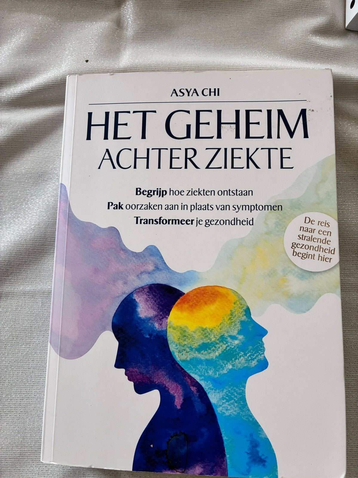 Het Geheim Achter Ziekte - Asya Chi, Ophalen of Verzenden, Zo goed als nieuw, Ziekte en Allergie