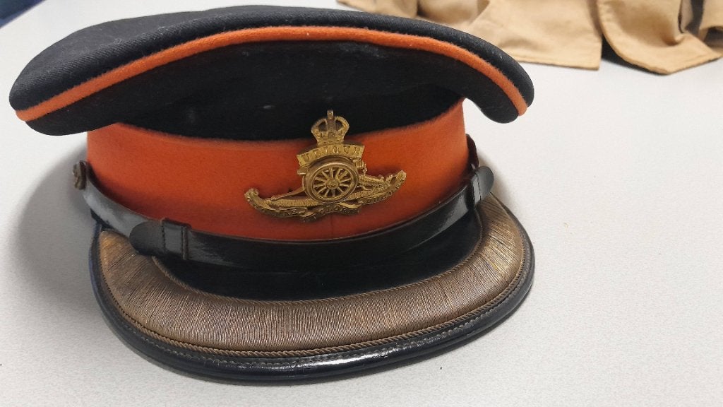 Engels Britse royal artillerie officier visor cap ww 2, Ophalen of Verzenden, Landmacht, Engeland, Helm of Baret