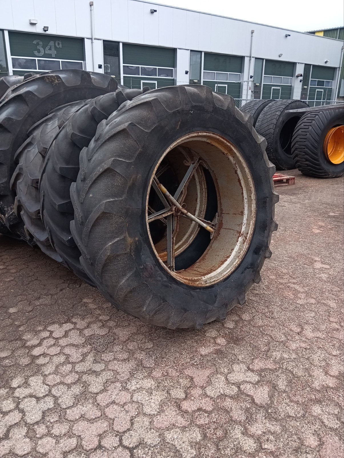 Set dubbel lucht 16.9R38 5 ster molcon, Zakelijke goederen, Ophalen