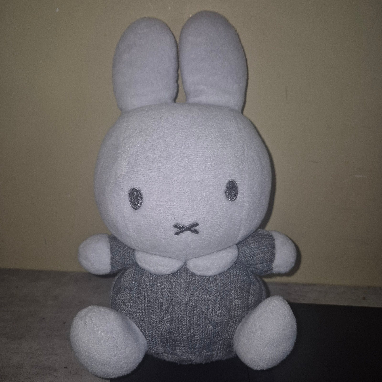 Nijntje knuffel met gebreide trui - Zo goed als nieuw, Overige merken, Grijs, Konijn, Nijntje