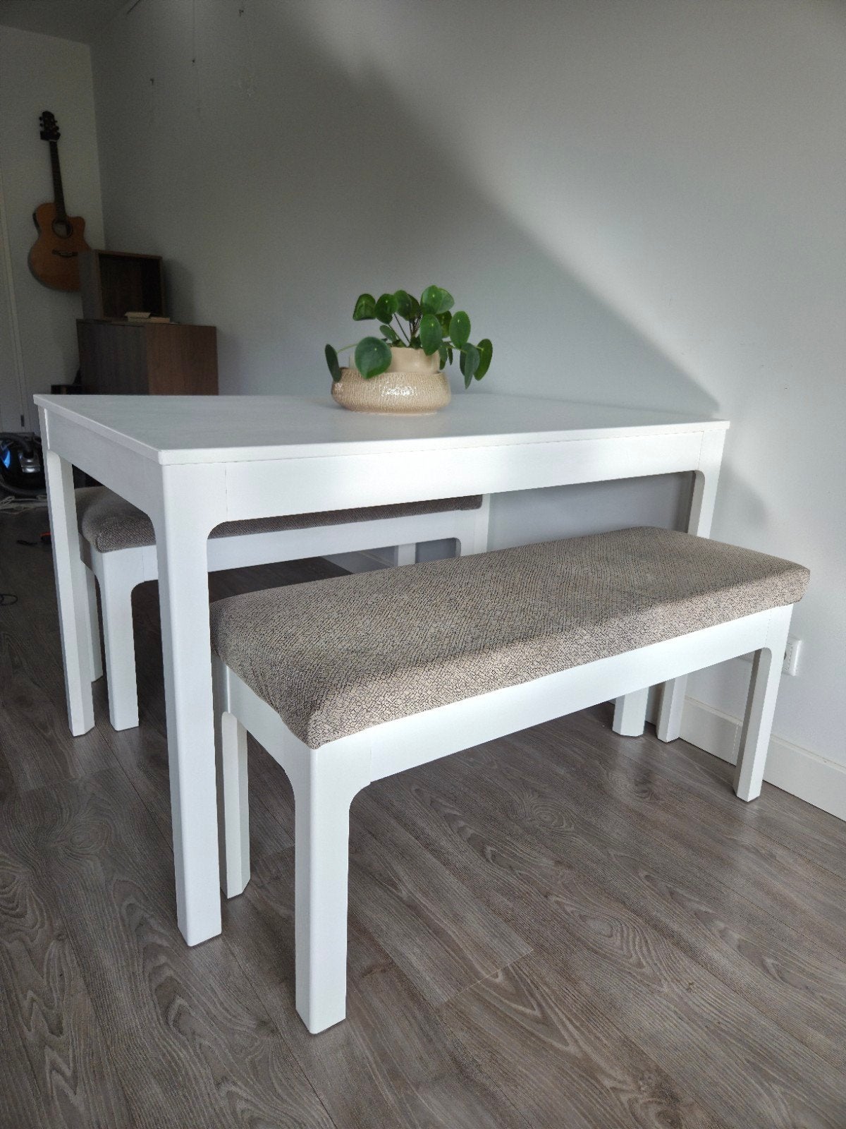 Witte uitschuifbare eettafel met 2 bruine taupe bankjes, Ophalen, Gebruikt, 100 tot 150 cm, Modern, Scandinavisch