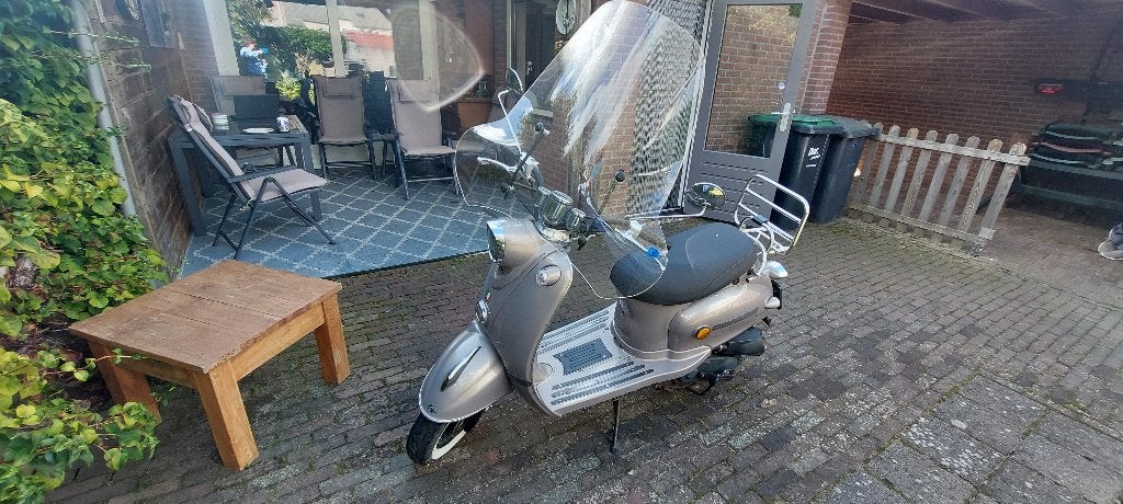 AGM scooter New Flash met windscherm, Zo goed als nieuw, Benzine, Ophalen, Overige merken