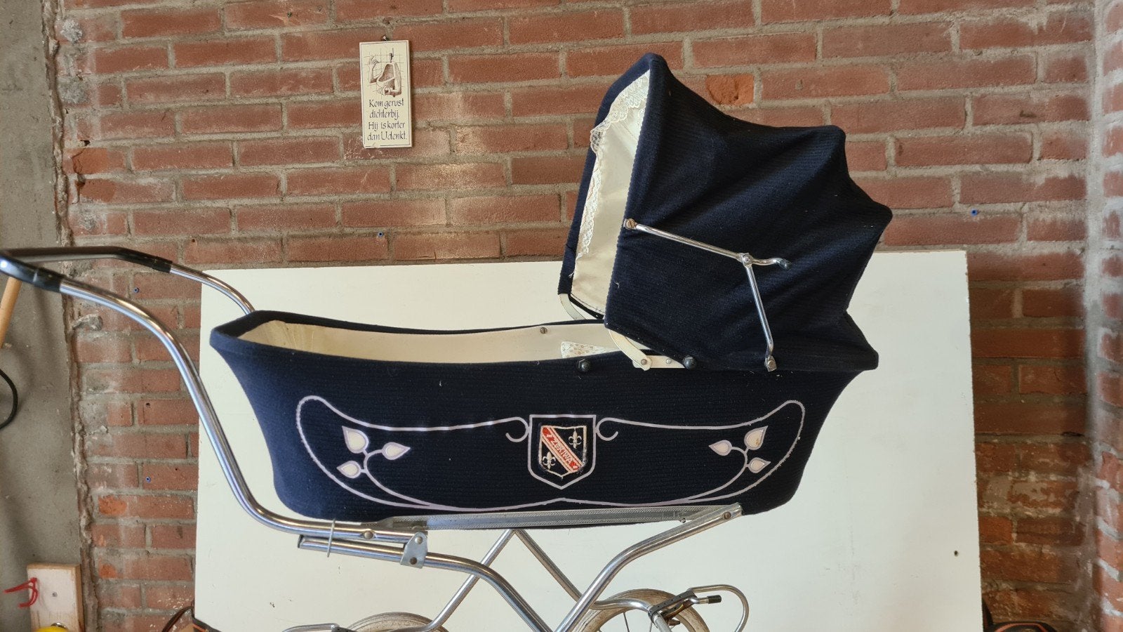 Brocante poppeneagen, Ophalen