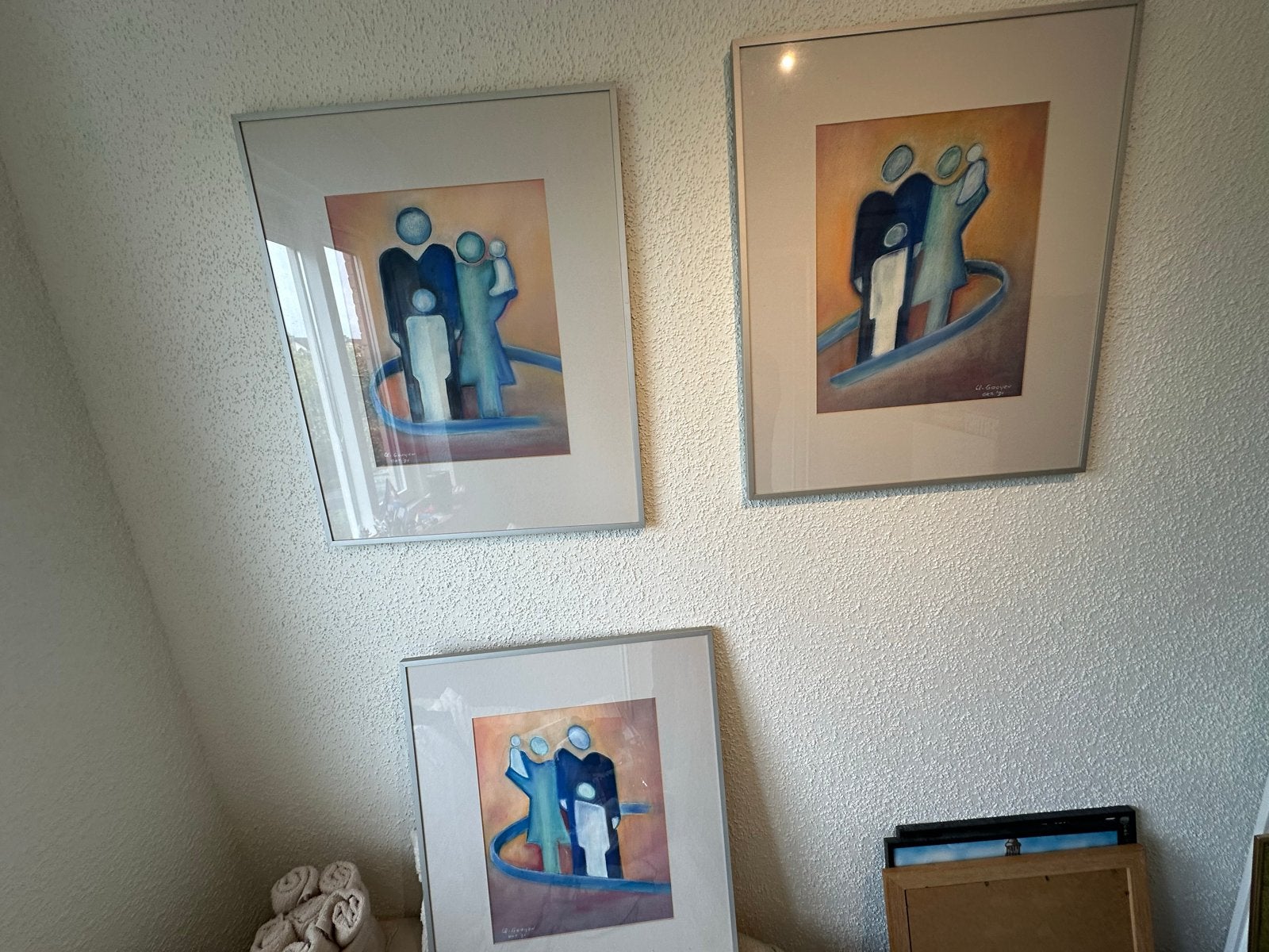 Drie Abstract schilderij 'Familie' van W. Gooyer, gesigneerd, Antiek en Kunst, Achter glas, Abstract, Portret of Personen, Overige technieken