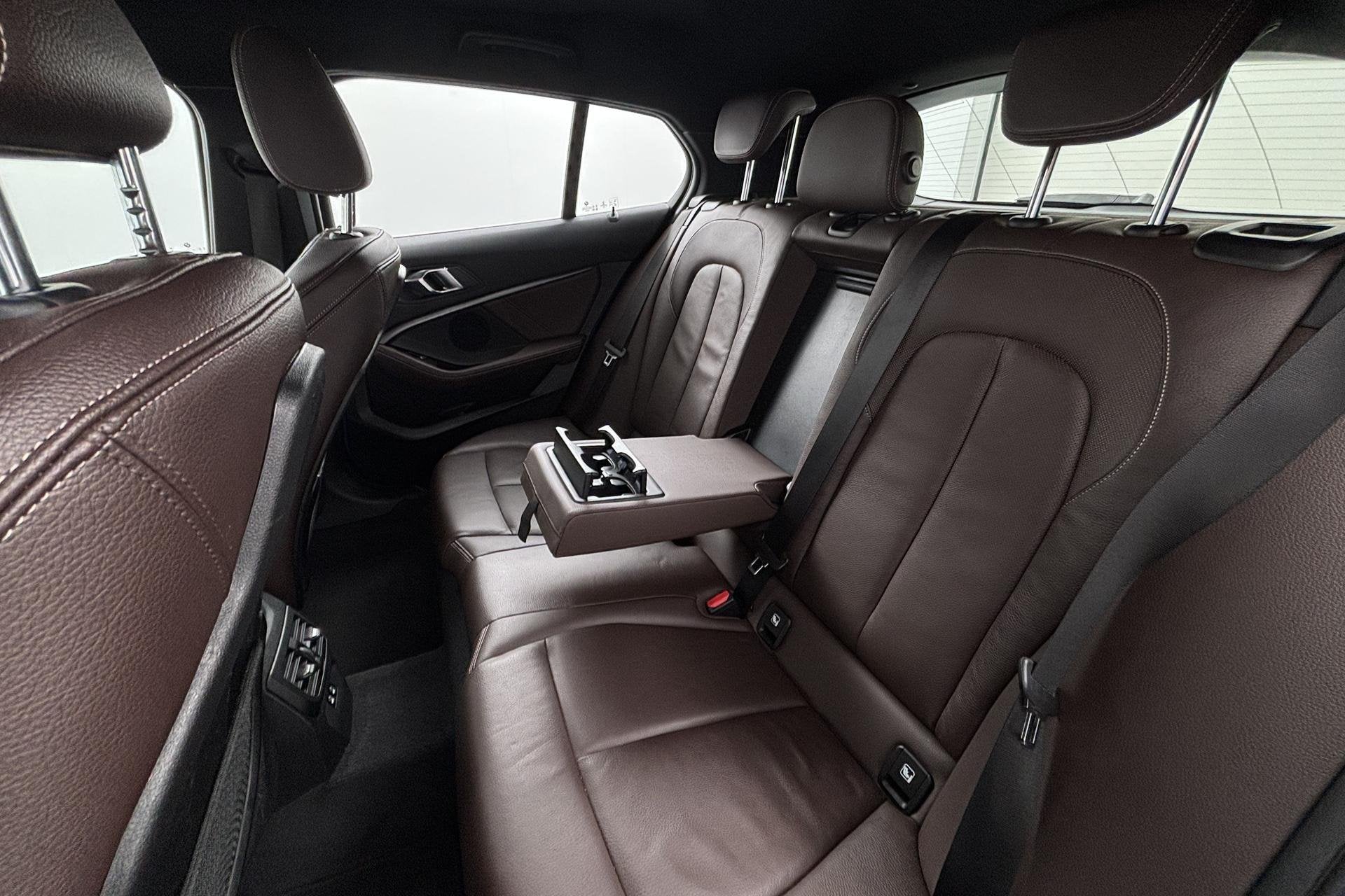 Foto 23 van BMW 1-serie 120i Business Edition Plus Sportief karakter met