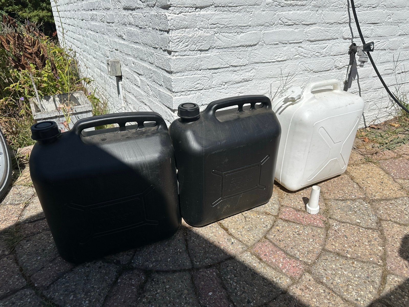 Jerrycans - 2x zwart, 1x wit (gebruikt), Ophalen, Gebruikt, Universele onderdelen