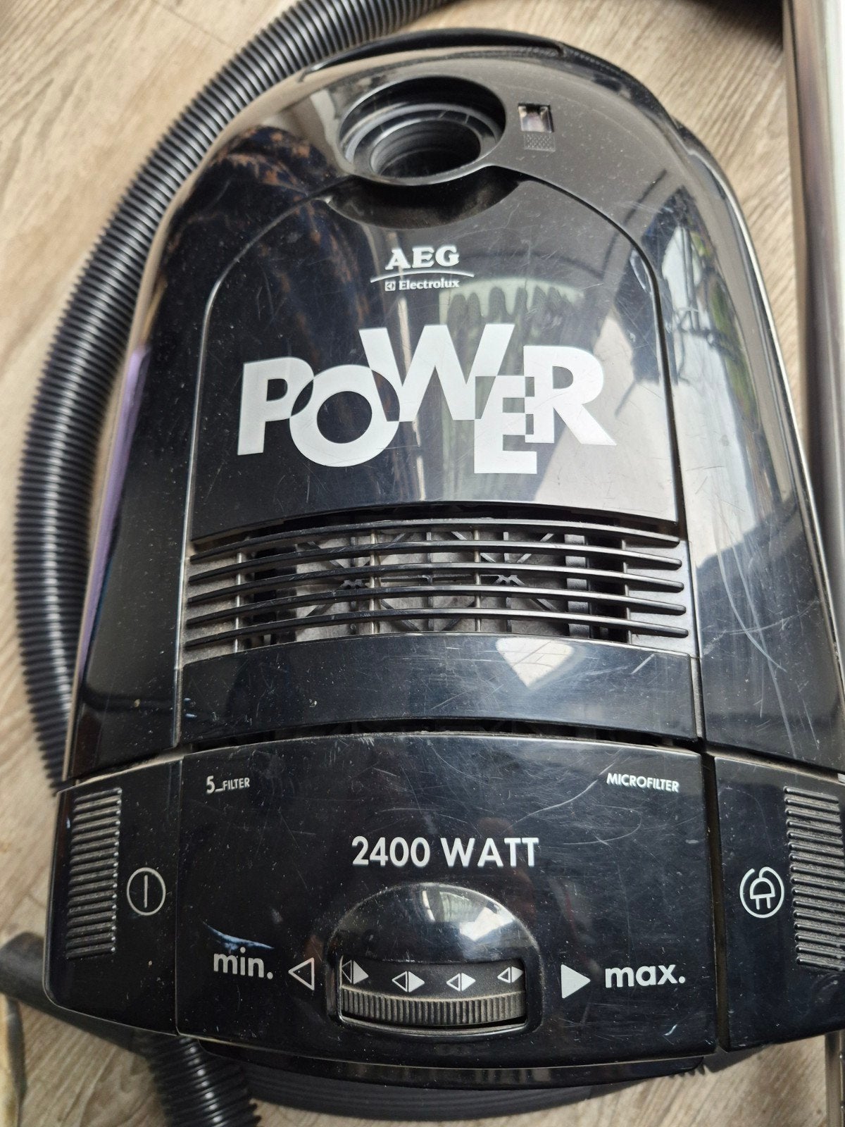 AEG Power 5 Stofzuiger - 2400W met Microfilter, Zo goed als nieuw, 2000 watt of meer, Sledestofzuiger, Regelbare zuigkracht