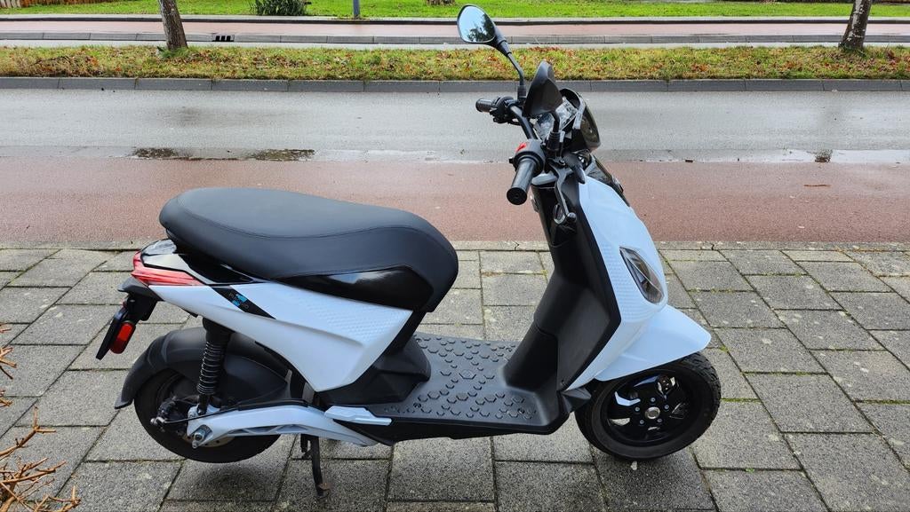 Piaggio one piaggio 1 elektrische scooter, Fietsen en Brommers, Snorfietsen en Snorscooters, Zo goed als nieuw, Piaggio, Elektrisch