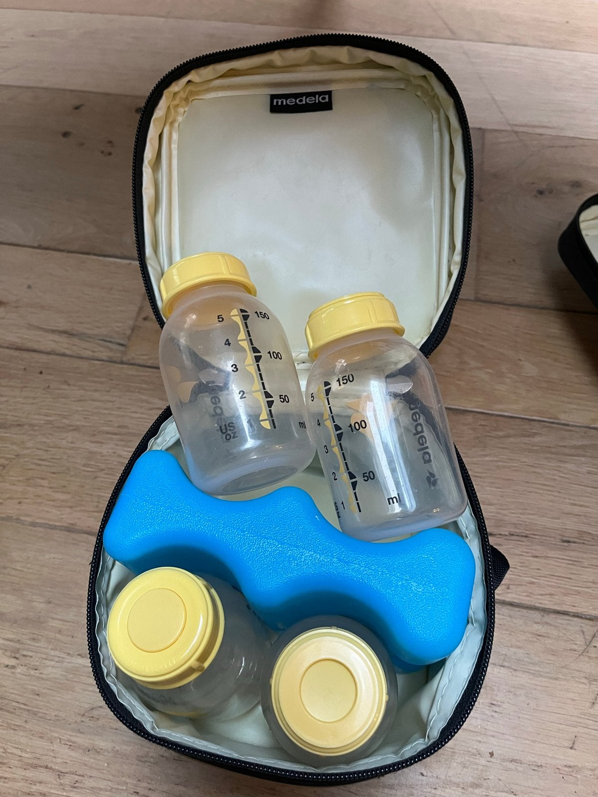 Medela koeltas met 4 flesjes en koelelement, Ophalen, Gebruikt, Medela, Bewaarbakje