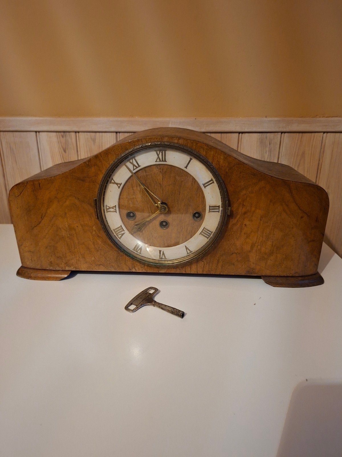 Antieke houten schouwklok met sleutel, Antiek en Kunst, Ophalen