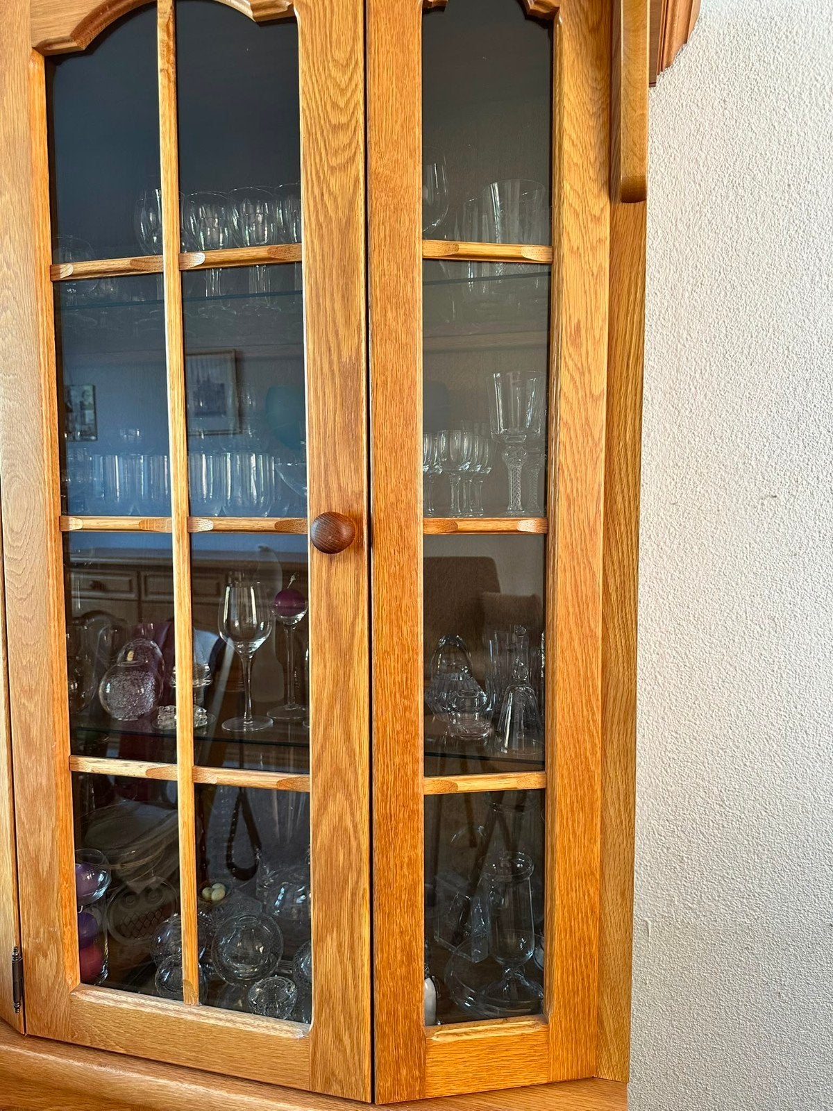 kast met glazen deuren en verlichting, Grenenhout, 25 tot 50 cm, Gebruikt, Met deur(en)