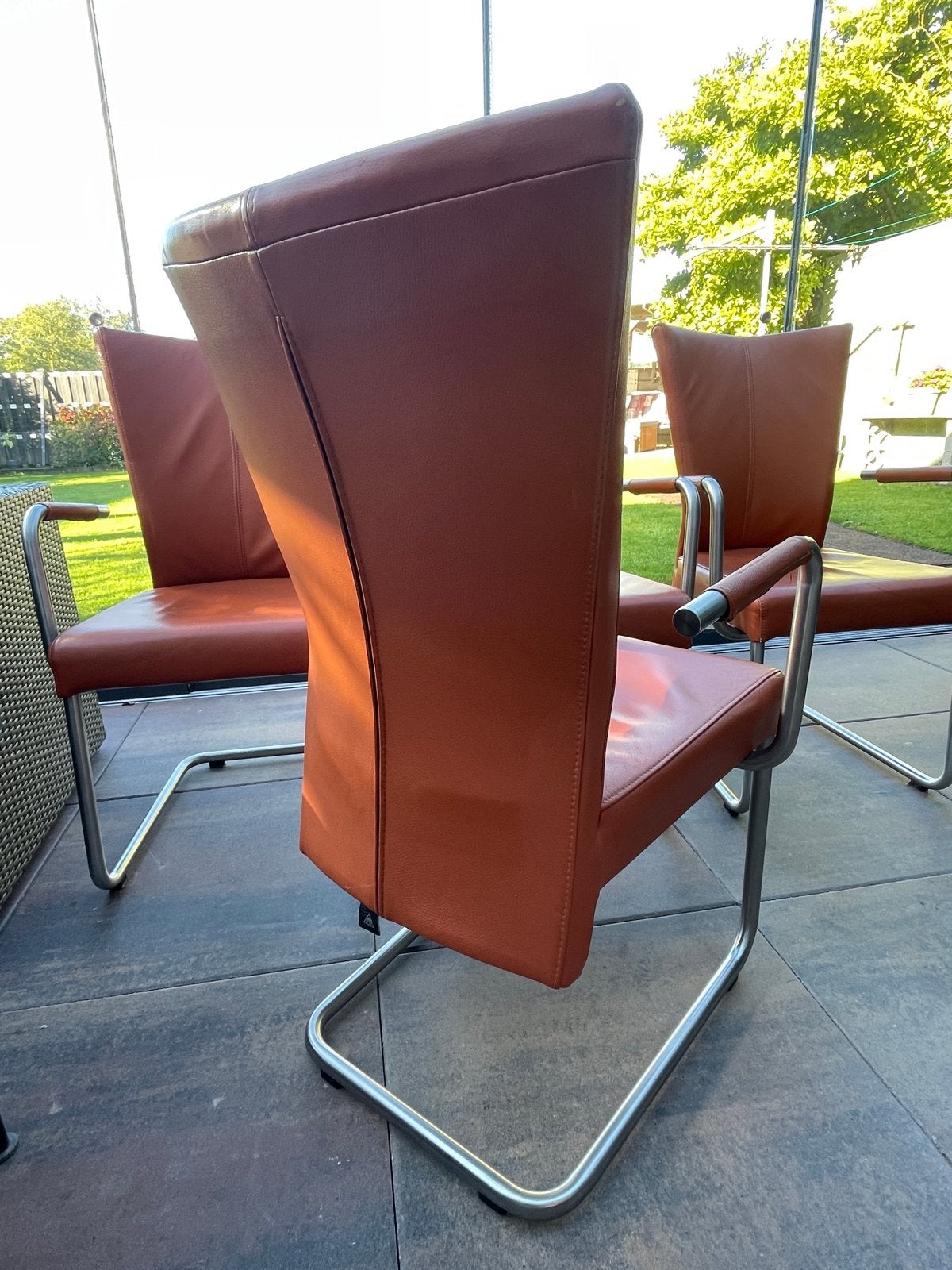 4 gebruikte lederen verende eetkamerstoelen met armleuning, Huis en Inrichting, Ophalen, Gebruikt, Bruin, Leer
