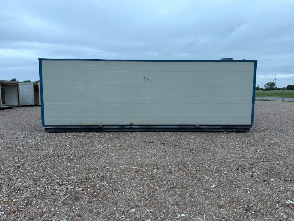 Foto 4 van 4 stuks geïsoleerde opslagcontainer 8x3 m | met roostervloer