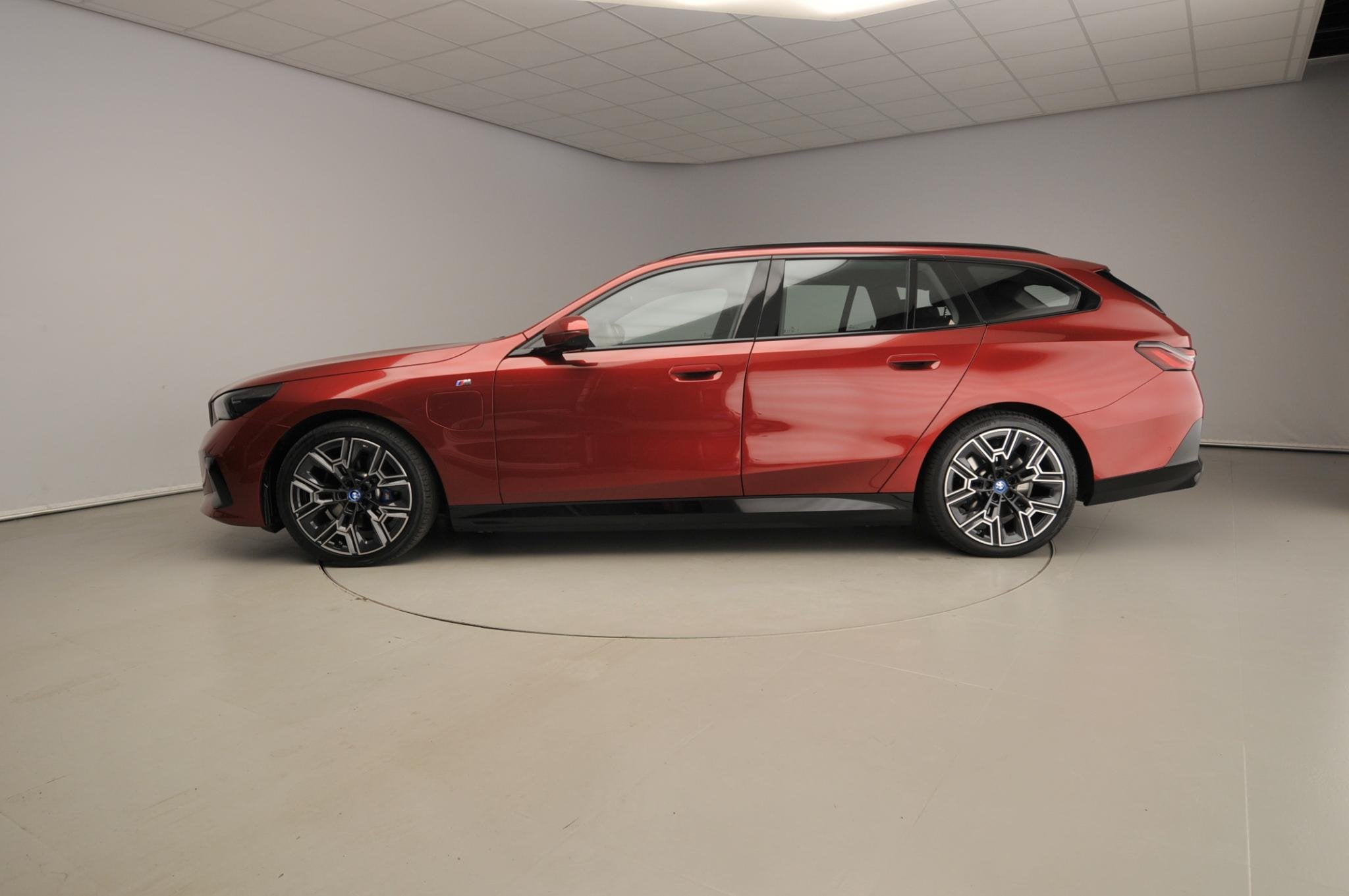 BMW 5 Serie Touring 530e | M-Sportpakket | LED | HUD | Activ, Auto's, Automaat, 4 cilinders, Met garantie (alle), 135 min