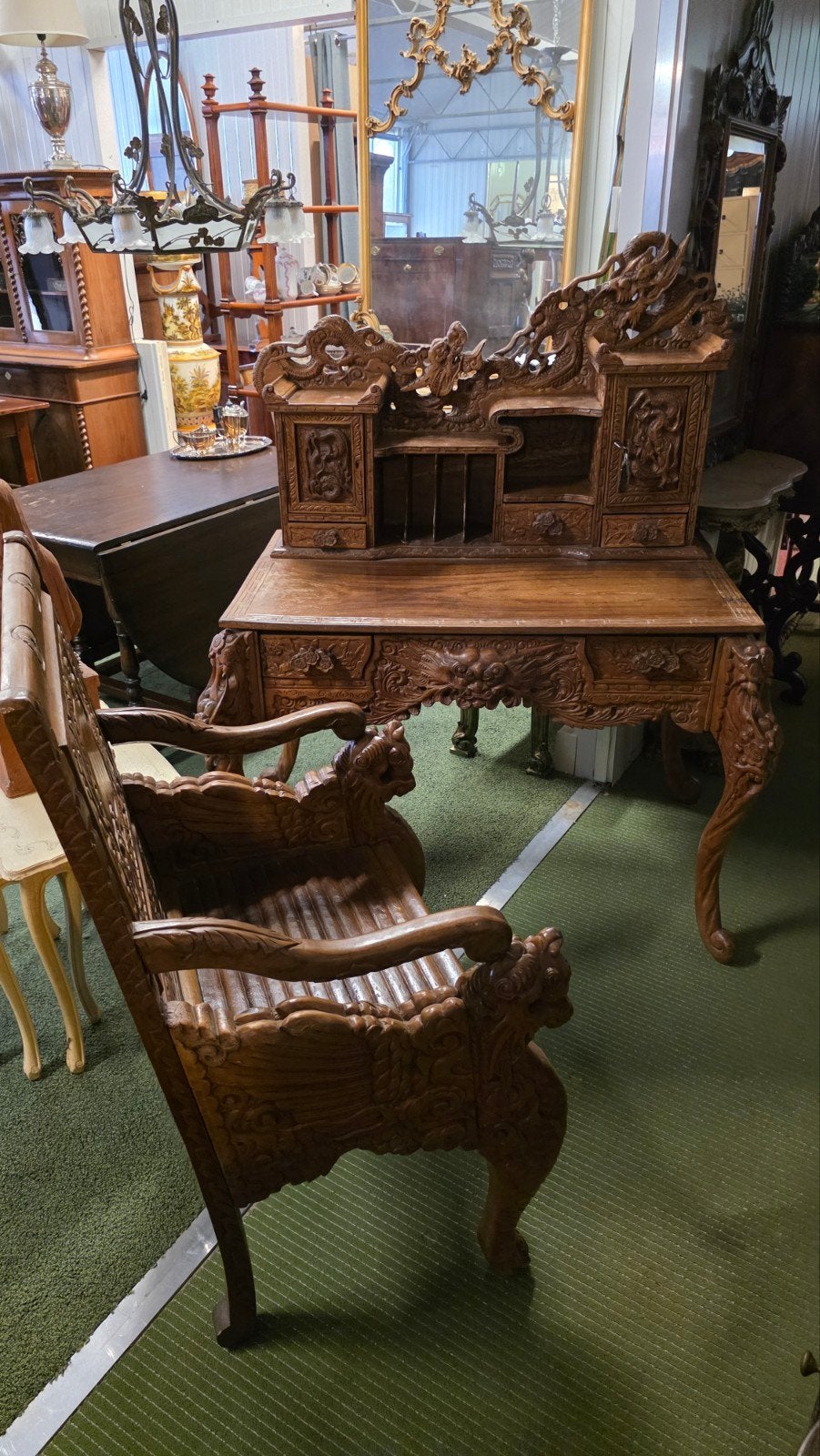 Rijk bewerkt Chinees bureau met stoel