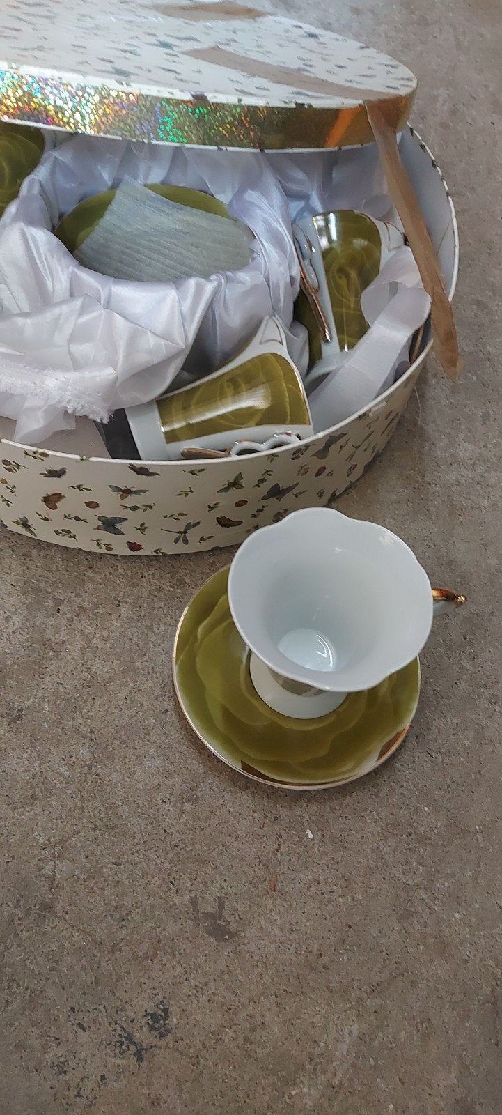 Nieuwe theekopjes met schotels in geschenkdoos, Ophalen