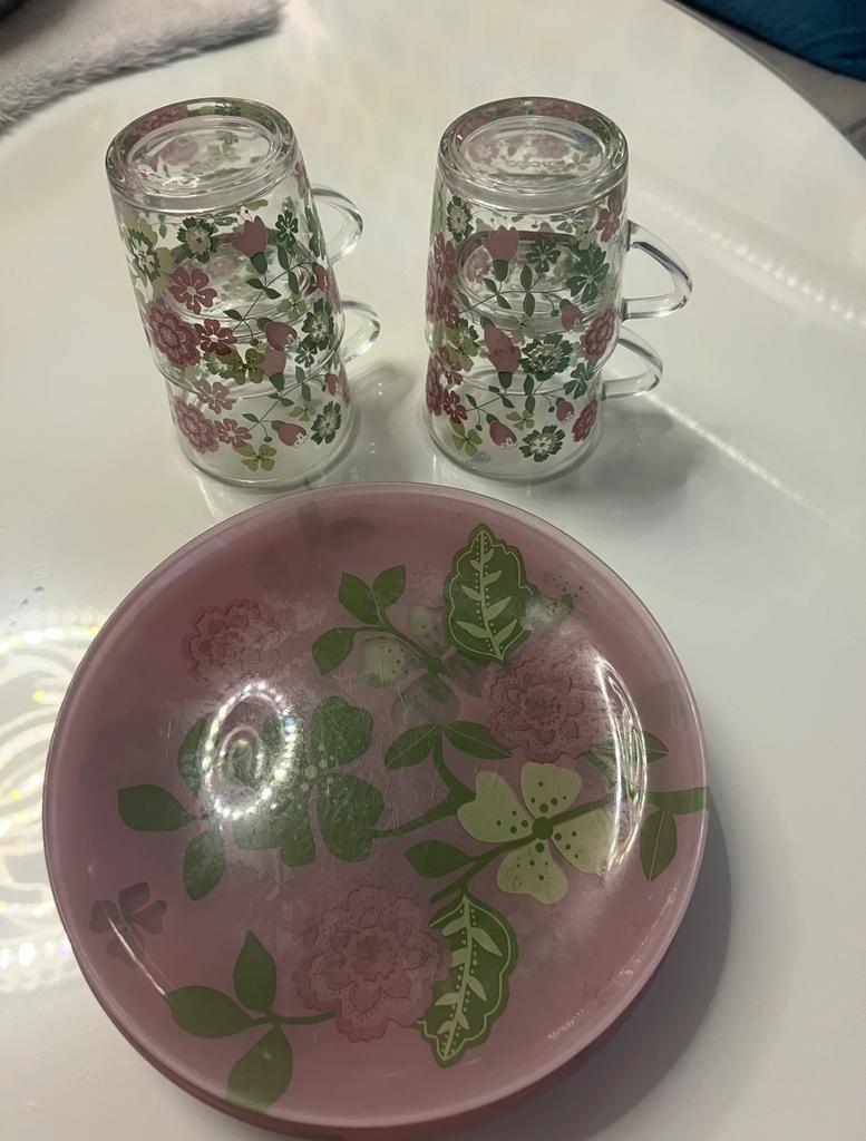 IKEA Servies: Glazen en Roze Borden met Bloemmotief, Huis en Inrichting, Gebruikt, Ophalen of Verzenden, Glas, Bord(en)