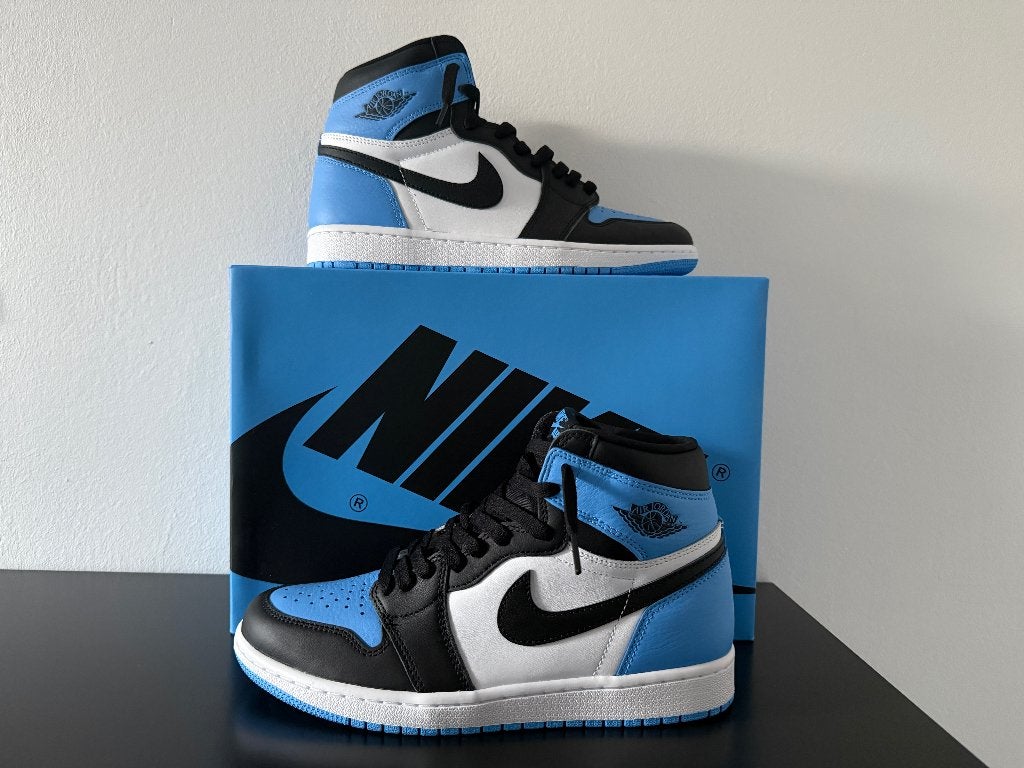 Nike Air Jordan 1 Retro High OG ‘UNC Toe’  maat 42 / 8,5, Blauw, Air Jordan, Nieuw, Ophalen of Verzenden