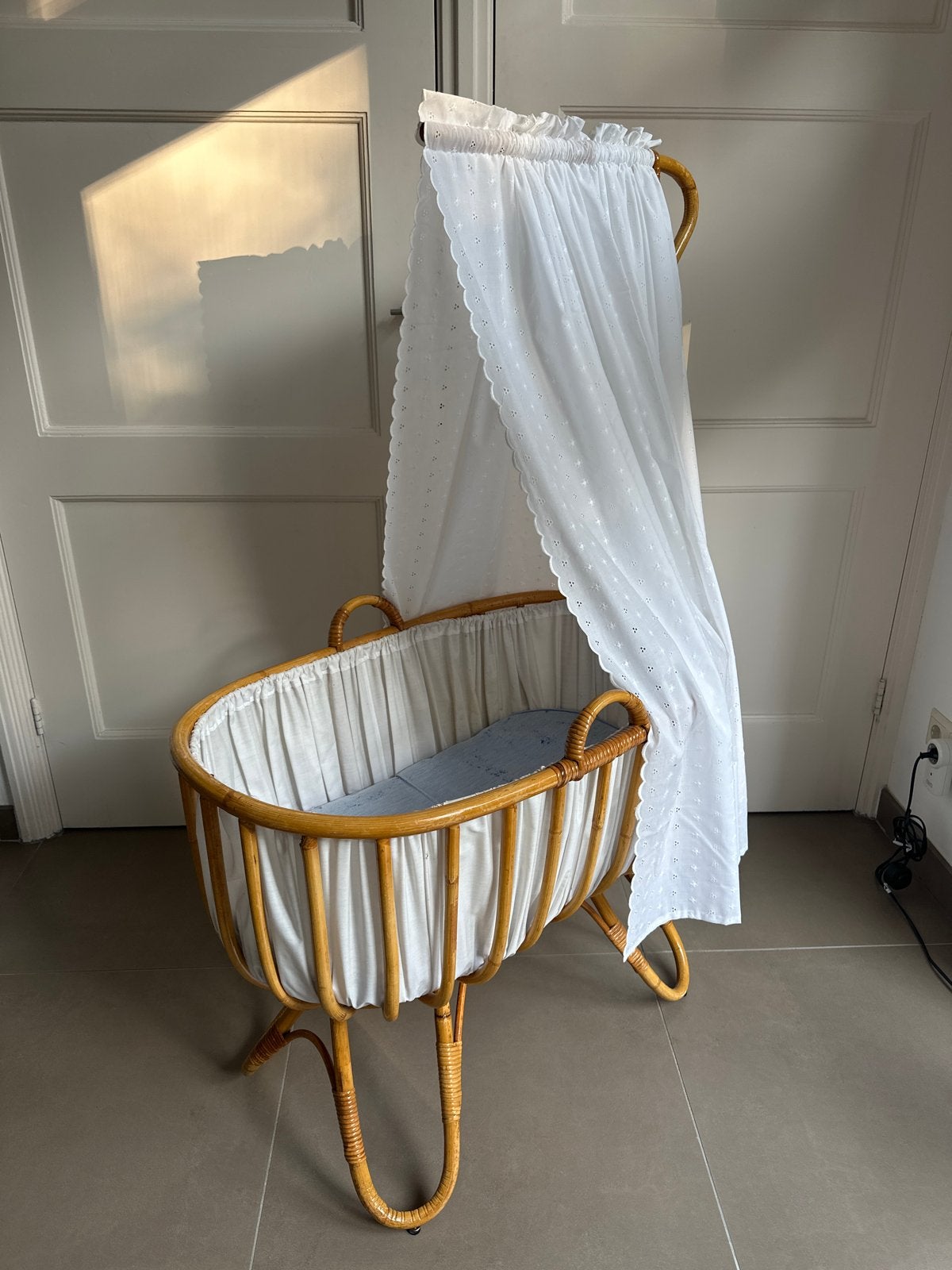 Vintage Rotan Wiegje met Hemel / rieten wieg, Kinderen en Baby's, Ophalen, Gebruikt, Wieg