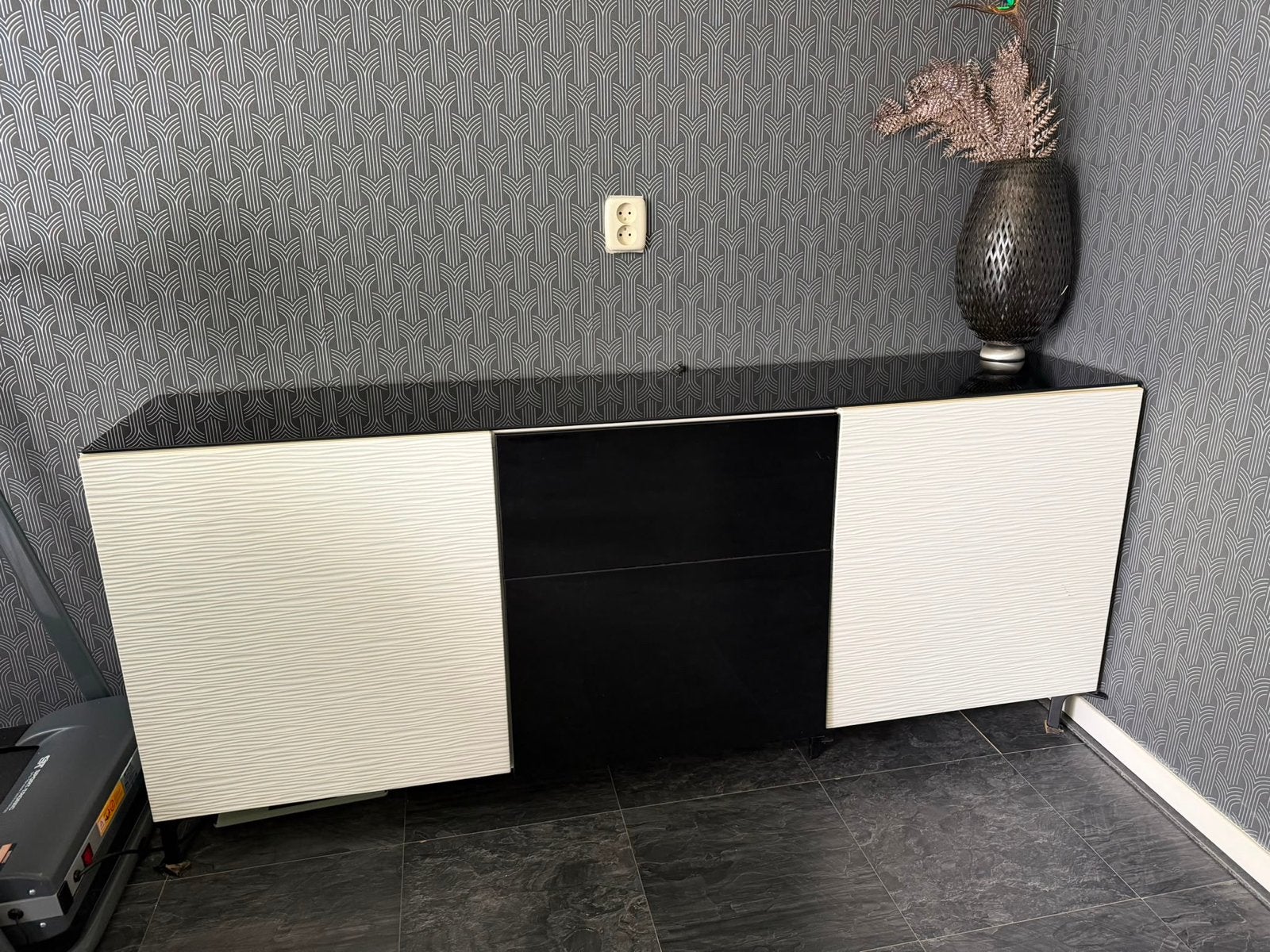 Moderne dressoir met glazen blad en reliëf deuren, Huis en Inrichting, Ophalen, Gebruikt, 150 tot 200 cm, Glas