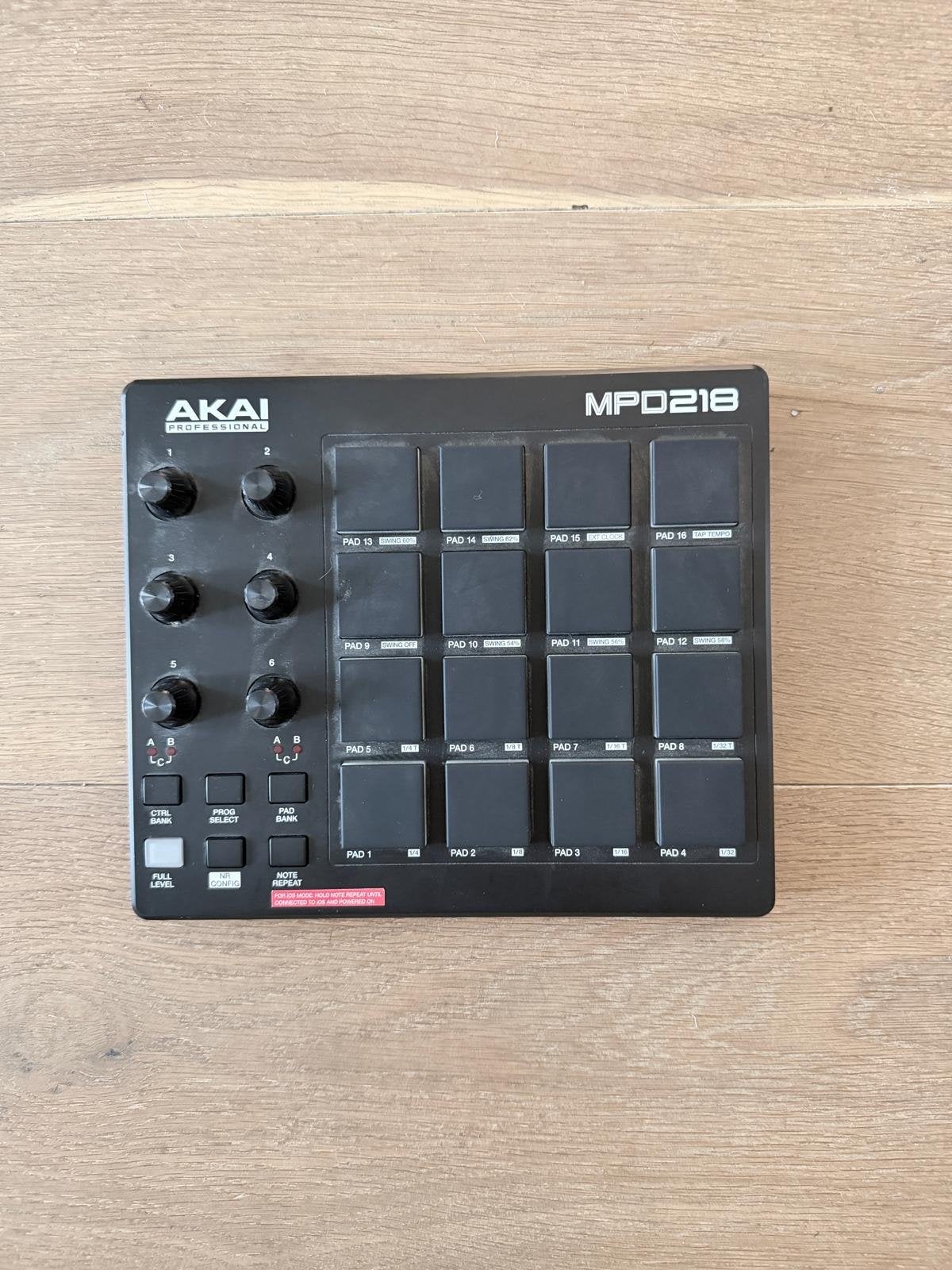 AKAI MPD218 MIDI Pad Controller, Overige aantallen, Zo goed als nieuw, Met midi-aansluiting, Ophalen