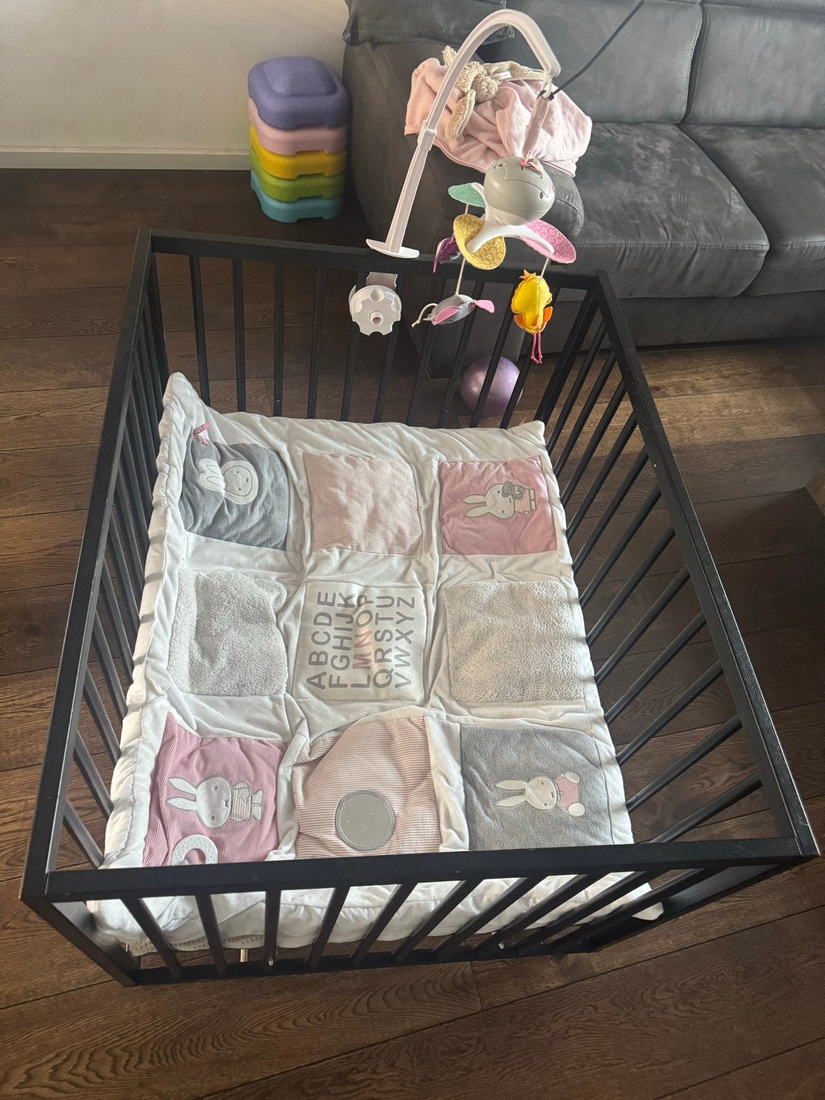 Zwarte box op wielen met boxkleed en mobiel, Kinderen en Baby's, Ophalen, Gebruikt, Rechthoekig, Wieltjes