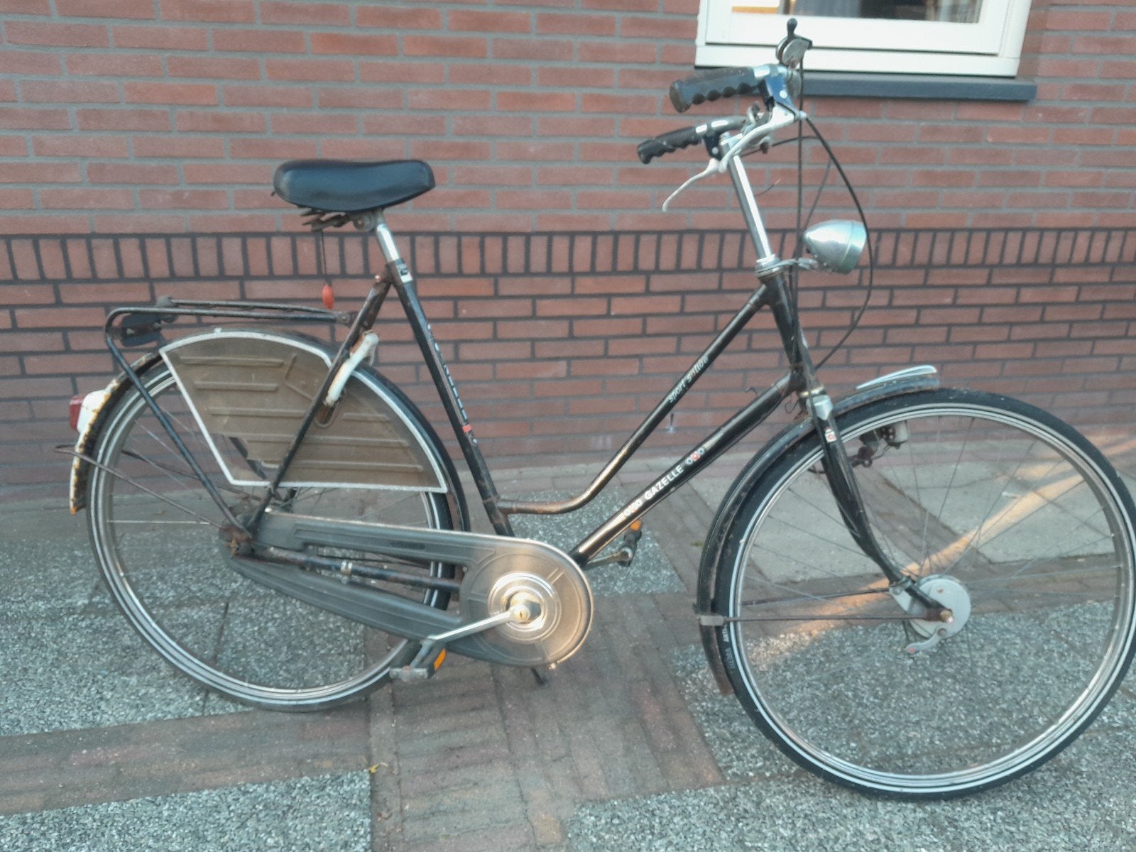 dames fiets station of cafe, Ophalen
