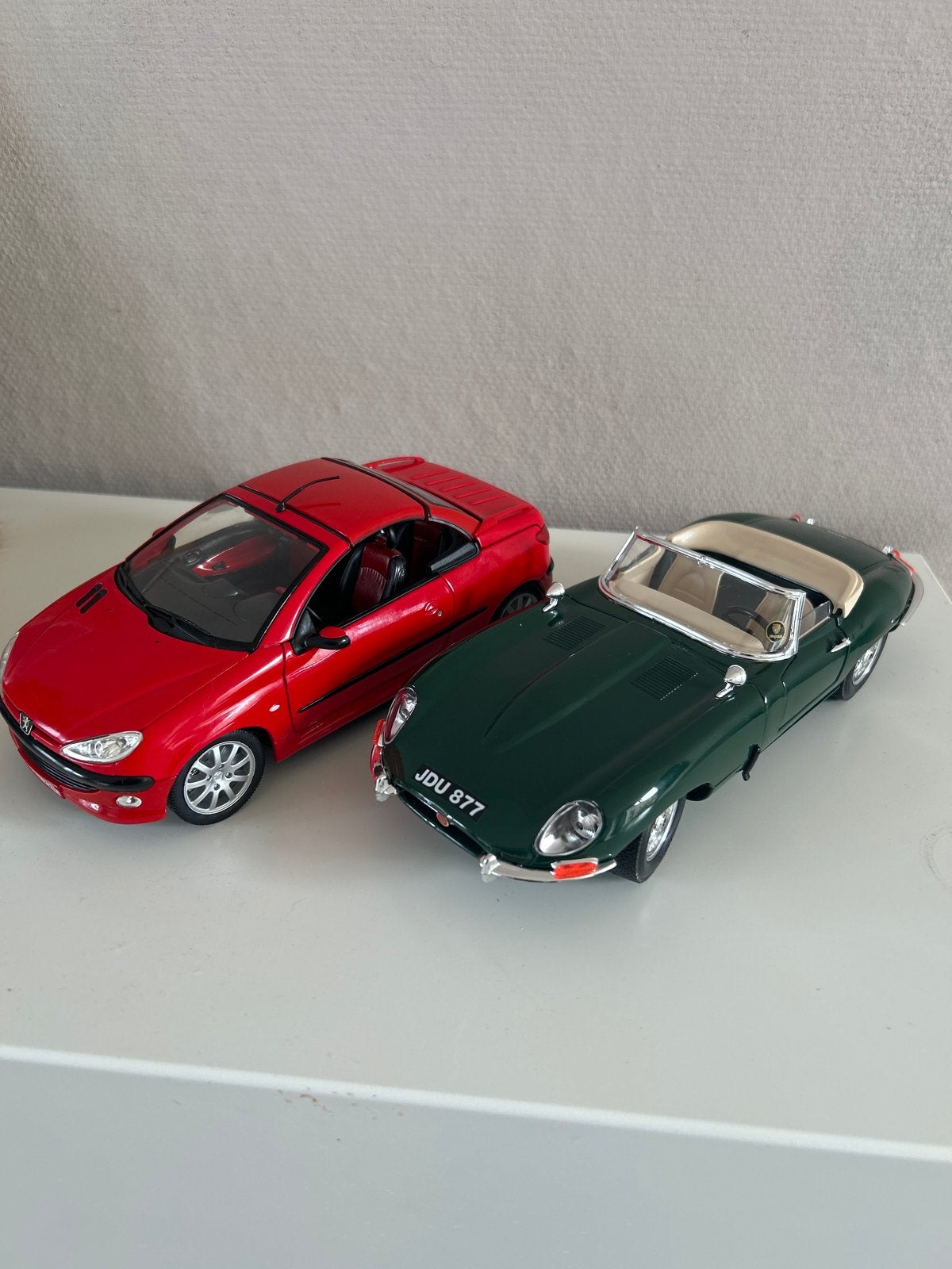 Schaalmodel auto's - Peugeot 206 en Jaguar E-Type, Overige merken, Auto, Groter dan 1:32, Nieuw