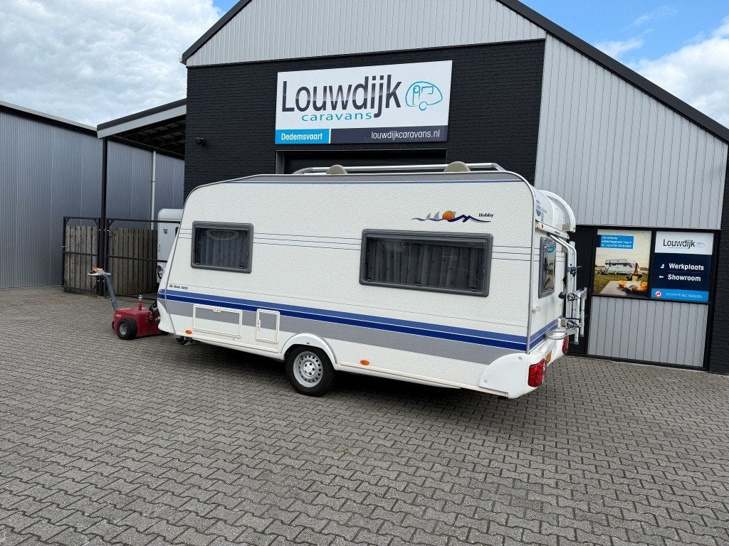 HOBBY De Luxe 440 SF ’04 (Vastbed 210cm), Caravans en Kamperen, Vast bed, Hobby, Bedrijf, Treinzit