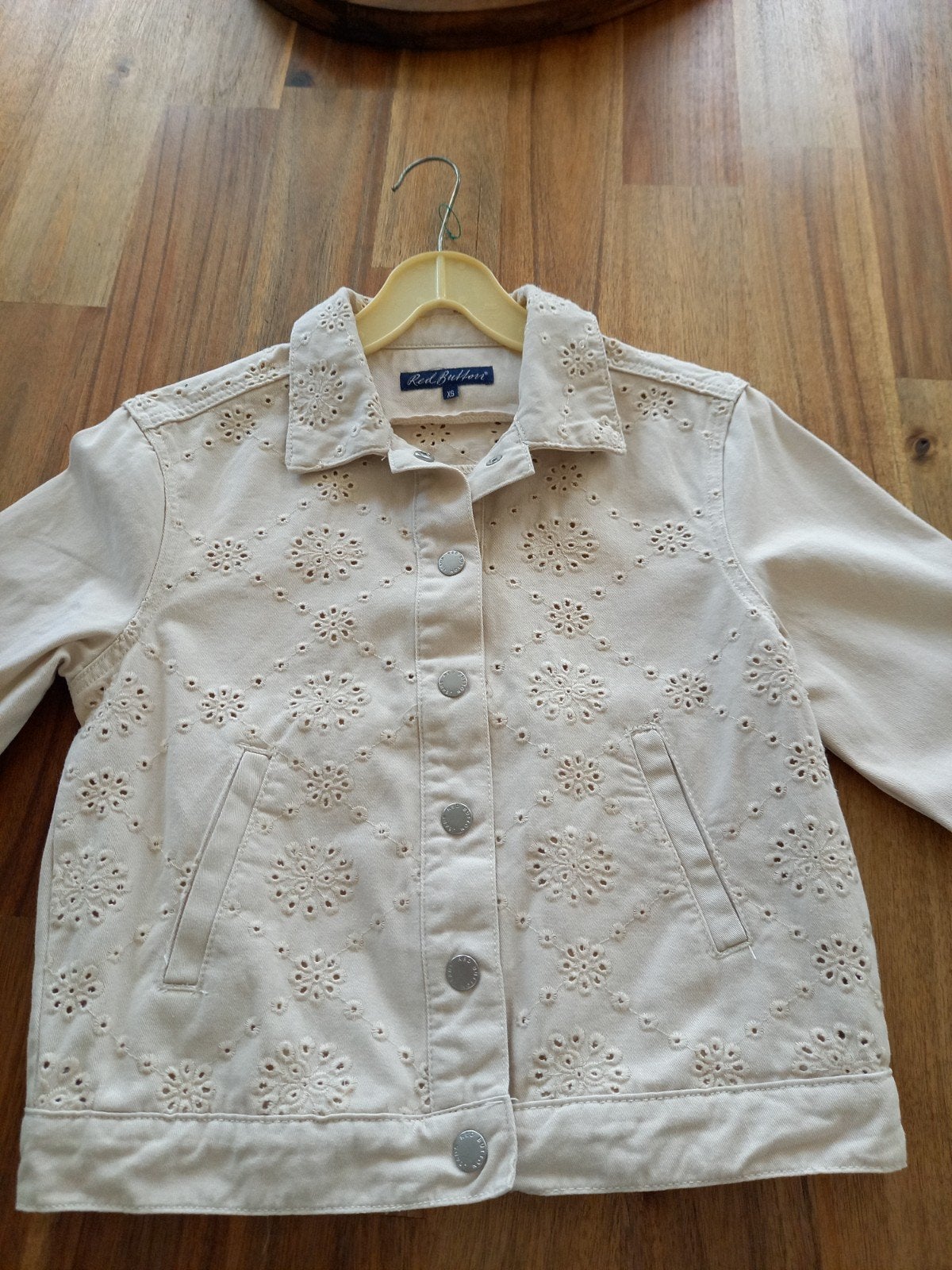 Red Button spijkerjasje met borduursel, Beige, Ophalen of Verzenden, Zo goed als nieuw, Maat 34 (XS) of kleiner