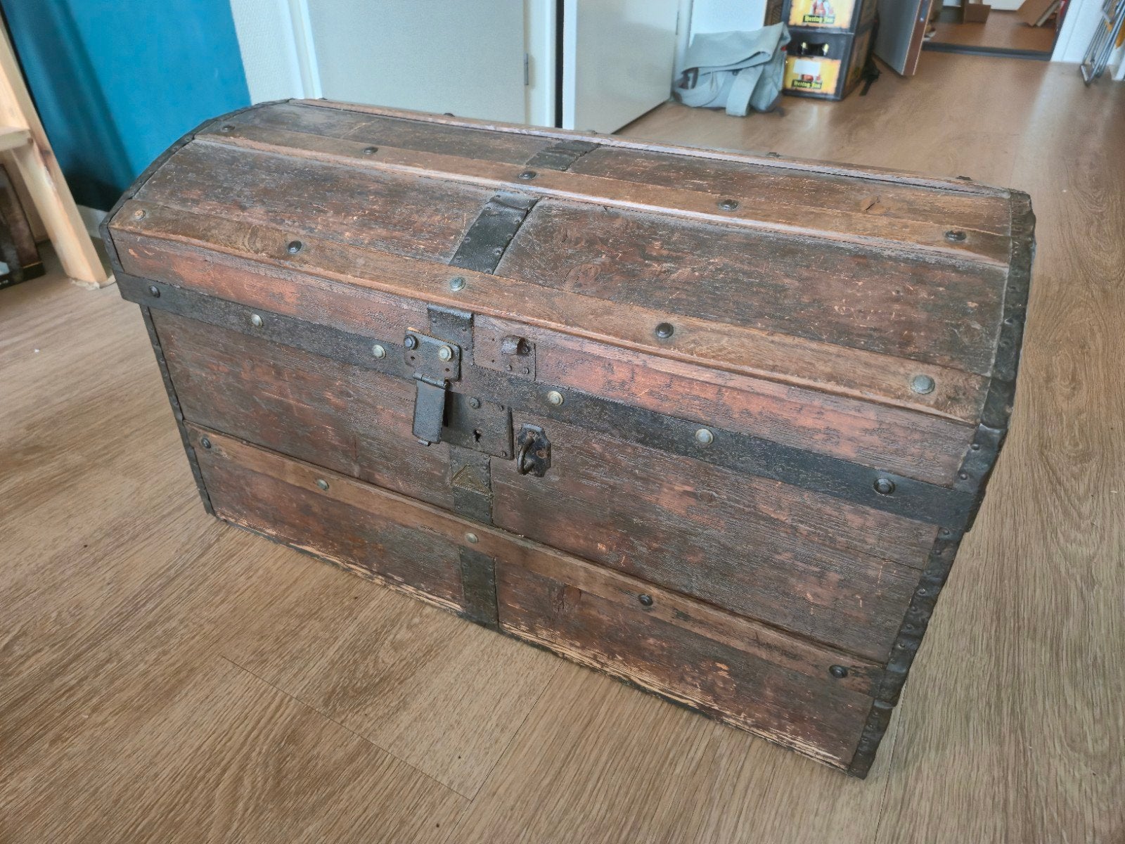 Antieke houten kist met metalen beslag, Ophalen