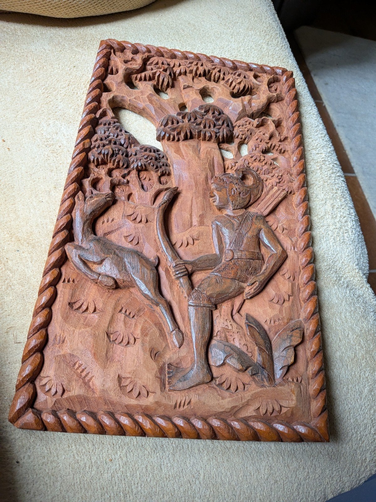 Houtsnijwerk Jager met Hert - Handgemaakt Wanddecoratie, Houtsnijwerk, Ophalen of Verzenden, Handgemaakt, 20 - 50 cm
