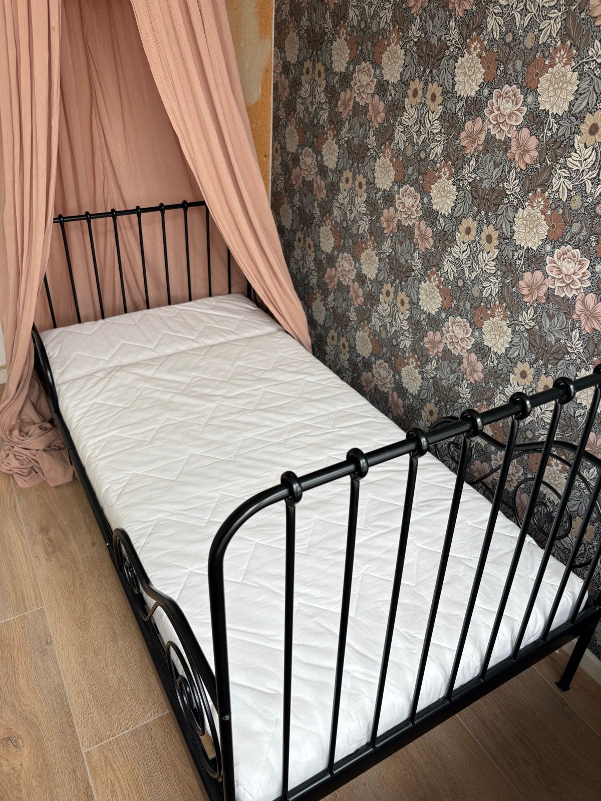 IKEA Minnen meegroeibed zwart met Vimsig matras, Huis en Inrichting, Slaapkamer | Bedden, Ophalen, Verstelbaar, Eenpersoons, Zwart