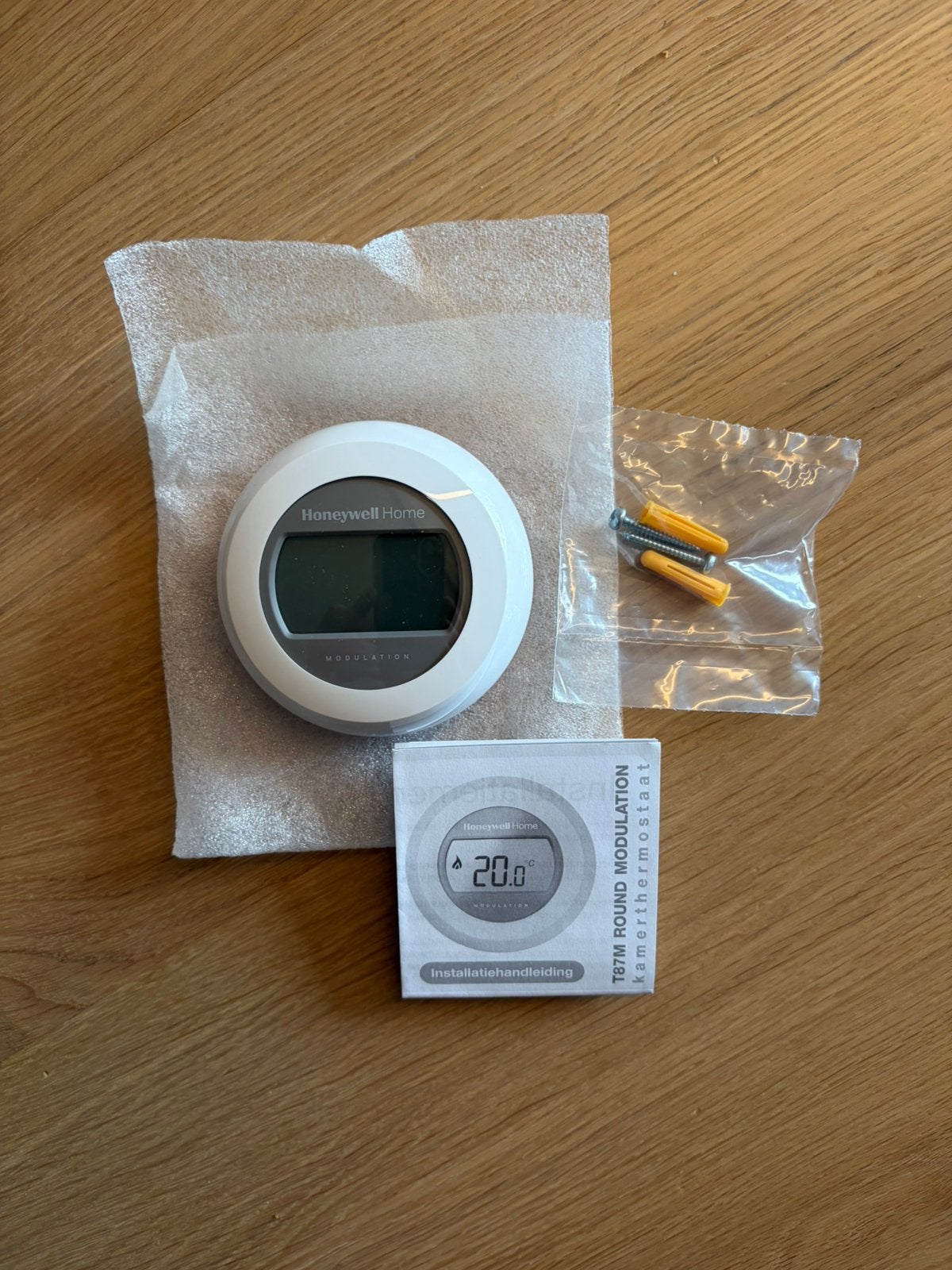 Nieuwe Honeywell Home T87M Round Modulatie Kamerthermostaat, Doe-het-zelf en Verbouw, Ophalen of Verzenden, Slimme thermostaat