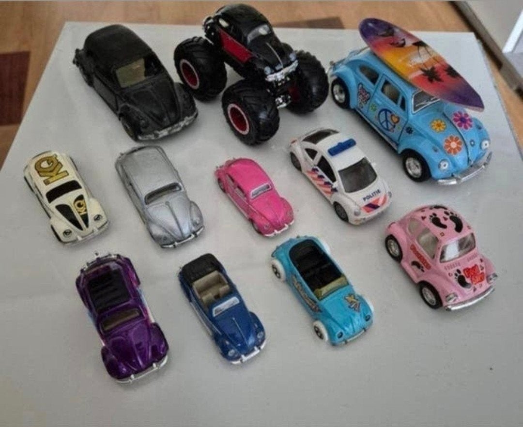Verzameling miniaturen: VW Kevers, bussen, racewagens., Ophalen, Gebruikt