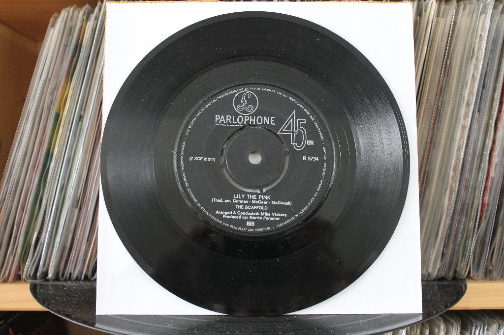 7" Single The Scaffold - Lily The Pink / Buttons On Your Min, Gebruikt, 7 inch, Ophalen of Verzenden, Pop
