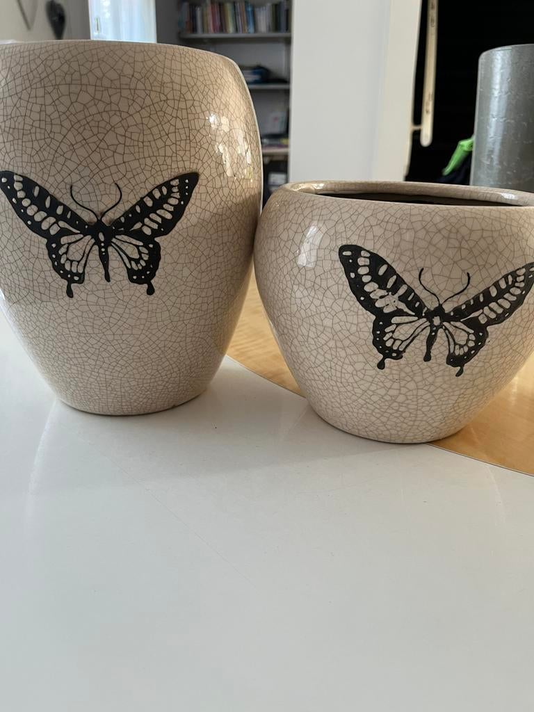 Set mooie bloempotten beige met vlinderopdruk, Rond, Binnen, Ophalen of Verzenden, Zo goed als nieuw