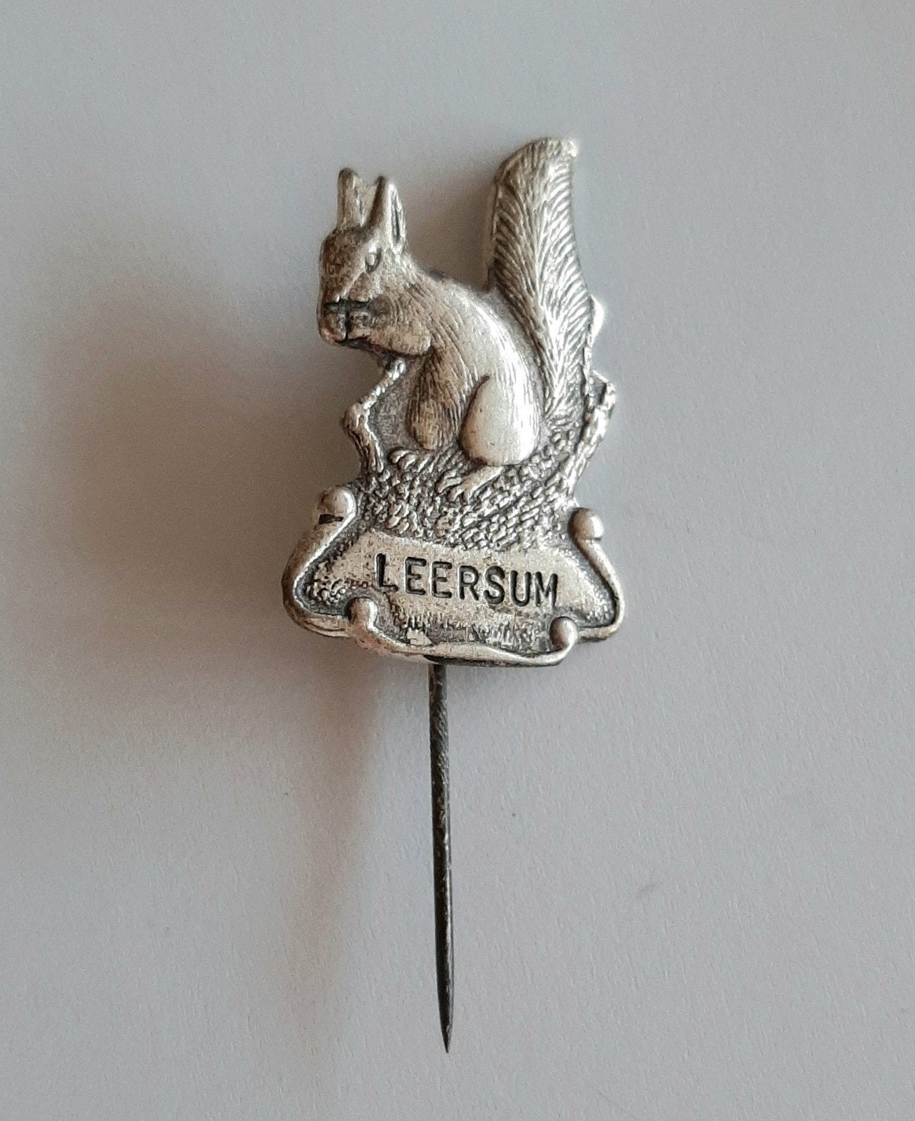 SPELDJE TOERISTISCH, EEKHOORN LEERSUM, VERZILVERD., Ophalen of Verzenden, Gebruikt, Figuurtje