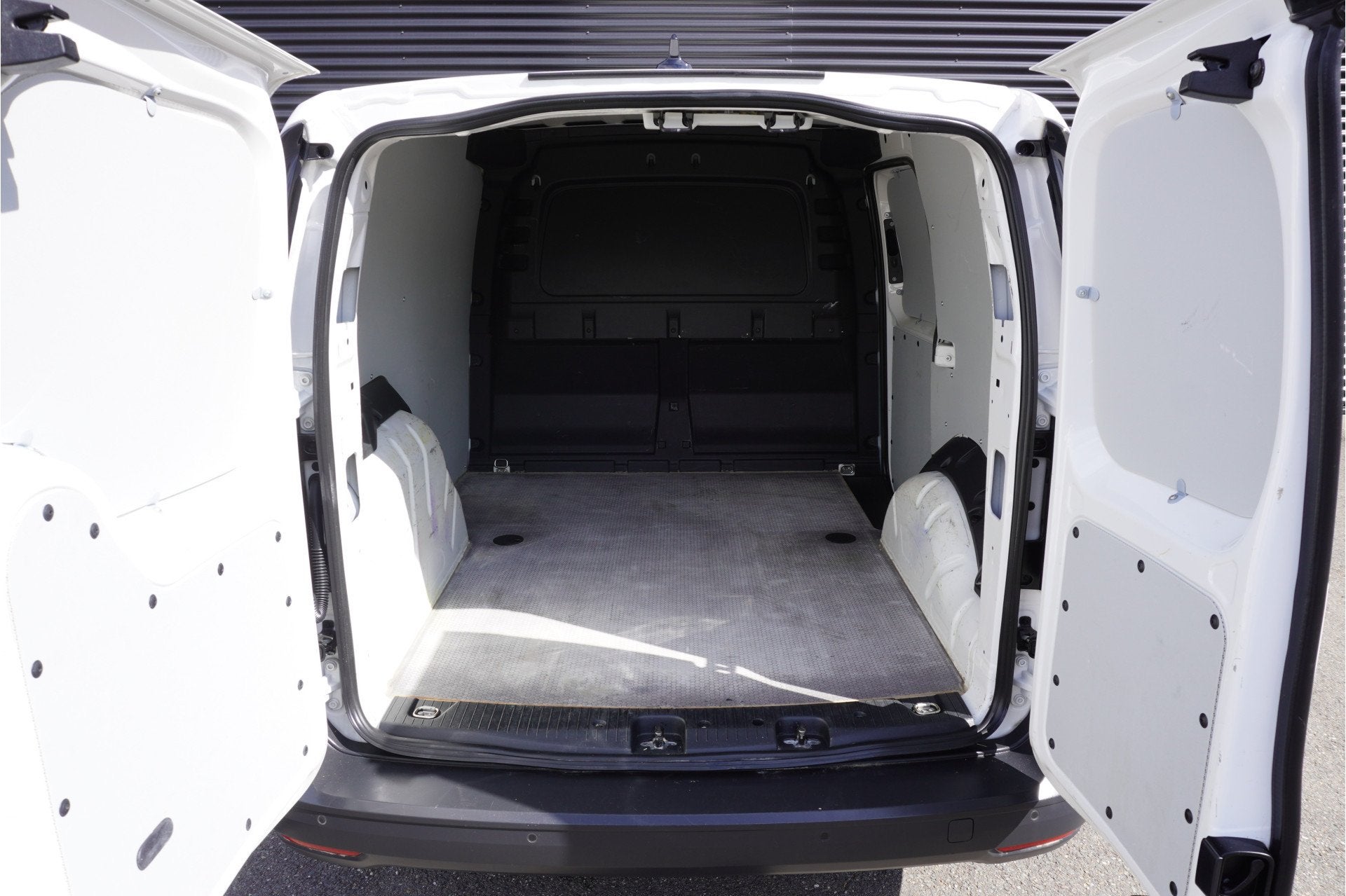 Volkswagen Caddy Cargo 102pk Apple Carplay Parkeersensoren C, Auto's, Voorwielaandrijving, 1518 kg, Gebruikt, 4 cilinders