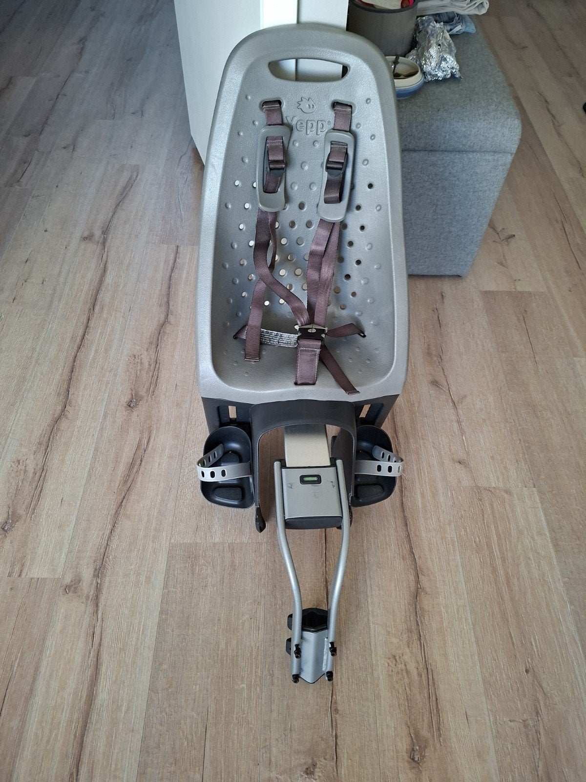 Yepp Fietsstoeltje Achterzitje Grijs 22-36kg, Fietsen en Brommers, Fietsaccessoires | Fietsstoeltjes, Achterzitje, Voetsteuntjes