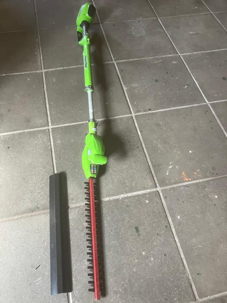 Green works Uitschuifbare heggeschaar 40V, Ophalen, Gebruikt, Accu