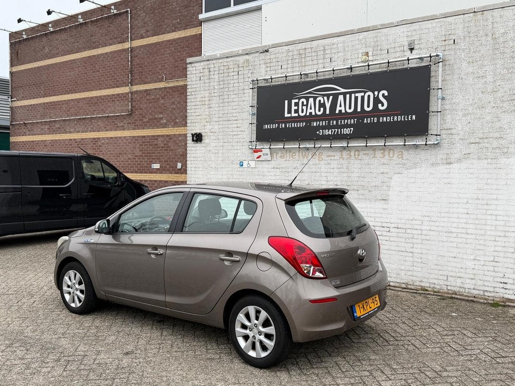 Hyundai I20 1.2i i-Deal - AIRCO - LED DAG VERLICHTING - RIJD, Auto's, Hyundai, Euro 5, Gebruikt, 4 cilinders, Bruin
